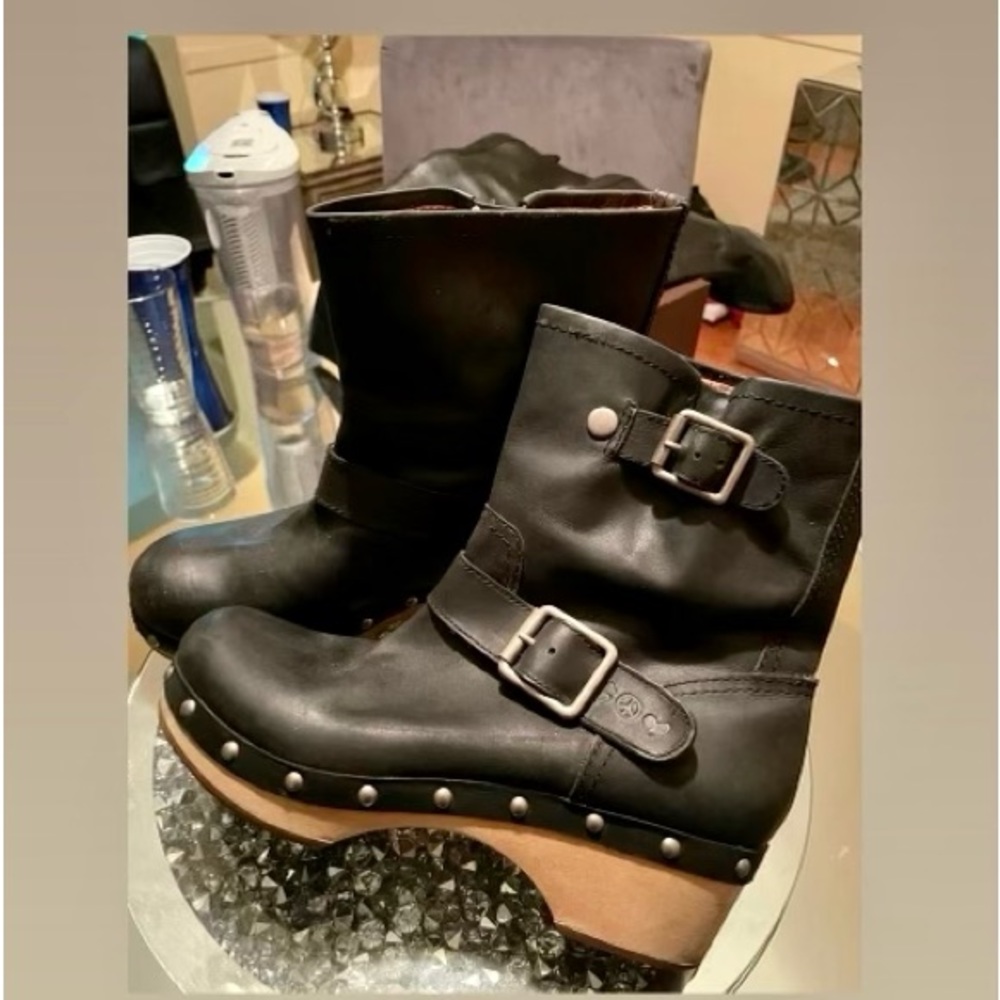 Lucky motorcycle boots with wooden hill